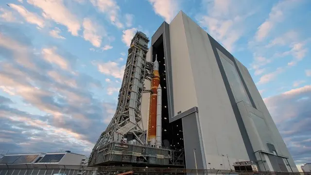 Roket Space Launch System (SLS) NASA untuk misi Artemis II, penerbangan berawak yang akan mengitari Bulan, dipindahkan ke Landasan Peluncuran 39B di Kennedy Space Center, Sabtu (17/1/2026).