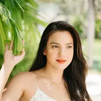 Aksi Alice Norin tentu mendapat kecaman dari netizen. Ia dianggap tak sopan dengan Nathalie Holscher. (instagram/alicenorin)