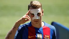 Pemain sepakbola asal Prancis, Lucas Digne resmi didatangkan oleh FC Barcelona dari Paris Saint-Germain di stadion Camp Nou, Barcelona , Spanyol , (14/7). Bek kiri tersebut itu diboyong dengan dana €16,5 juta. (REUTERS / Albert Gea)