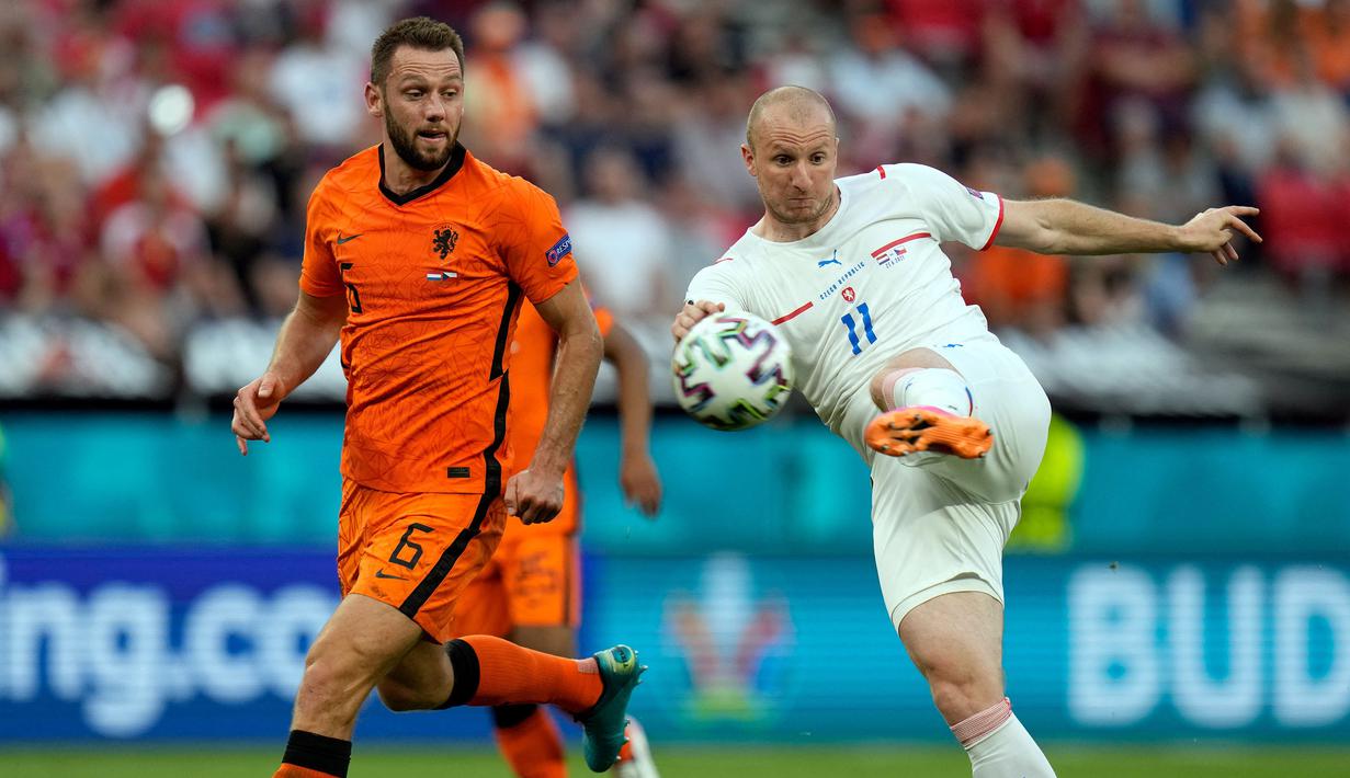 Kali terakhir Michael Krmencik membela Timnas Republik Ceska terjadi tahun lalu, tepatnya pada laga Kulifikasi Piala Dunia 2022 Zona Eropa kontra Estonia. Selain itu, ia juga dibawa pelatih Jaroslav Silhavy saat berlaga di Euro 2020. (AFP/Pool/Darko Bandic)