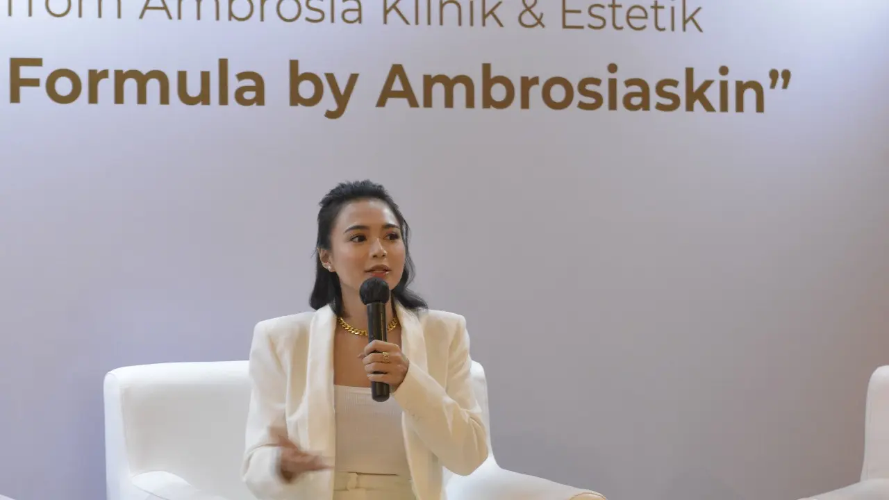 Wika Salim menjadi brand ambassador sebuah skin care.
