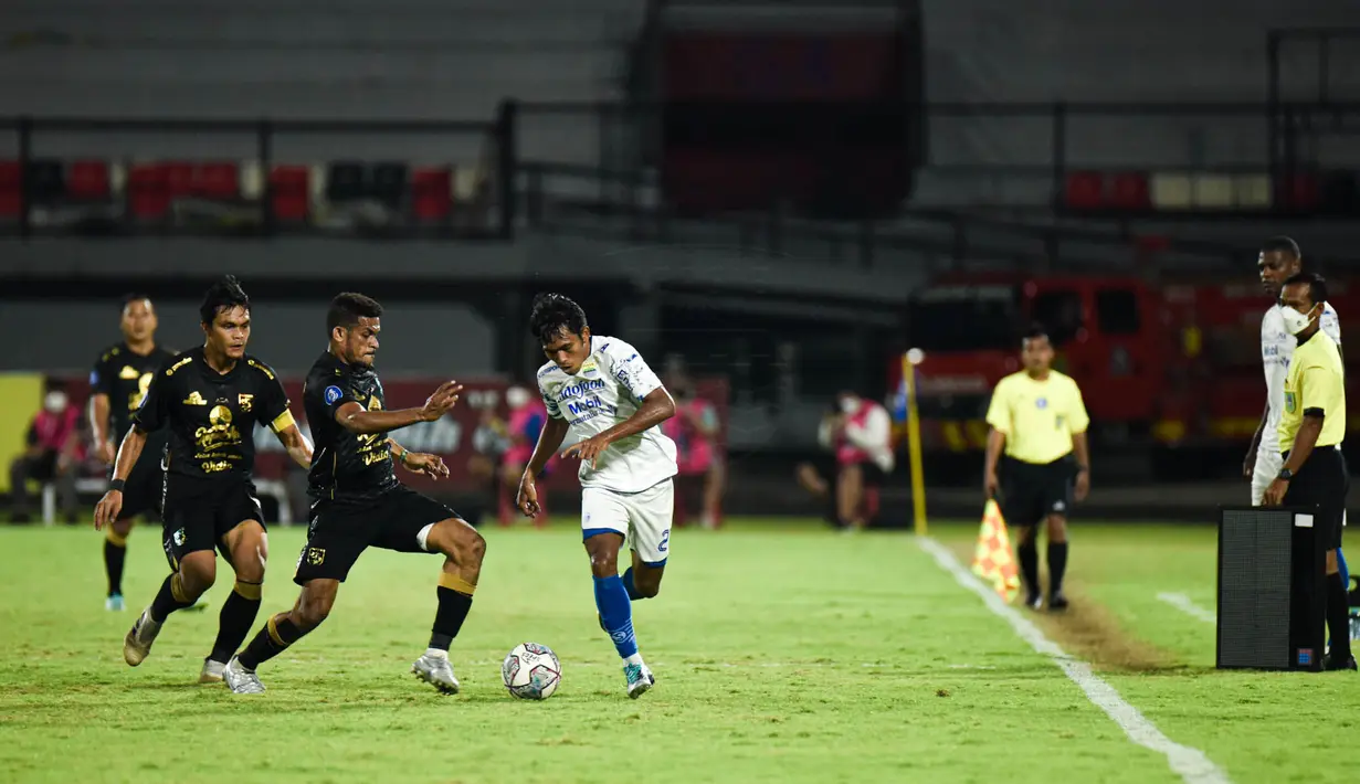 Hasil ini membuat Persebaya naik ke peringkat ketiga dengan 60 poin. Sementara Persib masih tertahan di posisi runner-up dengan 67 poin. Kans mereka untuk meraih juara menipis karena kini berjarak dua poin dengan Bali United yang masih menyisakan tiga pertandingan. (Dok. Persib)