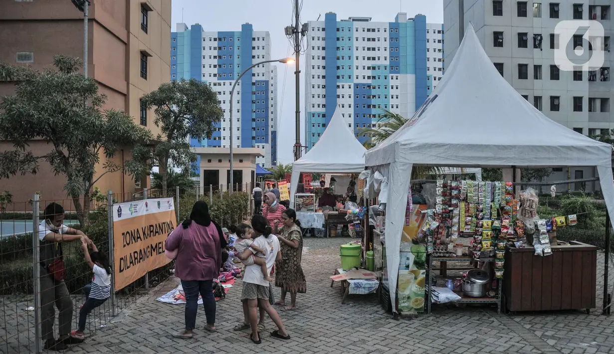 Aktivitas penghuni rusun di dekat tower yang difungsikan sebagai lokasi karantina pekerja migran Indonesia (PMI) atau WNI dari luar negeri di Rumah Susun Nagrak, Cilincing, Jakarta Utara, Rabu (5/1/2022). (merdeka.com/Iqbal S. Nugroho)