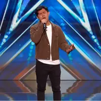 Setelah Putri Ariani, Cakra Khan juga berhasil lolos untuk mengikuti babak selanjutnya dalam ajang pencarian bakat tersebut. Dalam acara tersebut, Cakra Khan membawakan lagu Make It Rain. Saat membawakan lagu, salah satu juri mengangkat tangannya menghentikan Cakra Khan nyanyi. [Youtube/America's Got Talent]