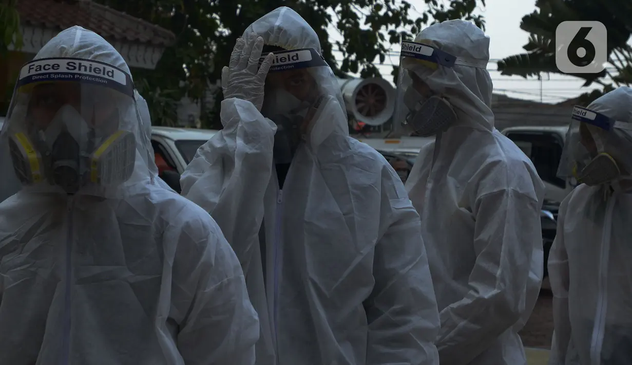 Petugas PMI bersiap menyemprotkan cairan disinfektan di Lingkungan SMP Negeri 139 Jakarta, Selasa (9/6/2020). Penyemprotan untuk mencegah penyebaran virus Corona di lingkungan sekolah itu sebagai persiapan memasuki tahun ajaran baru 2020/2021. (merdeka.com/Imam Buhori)
