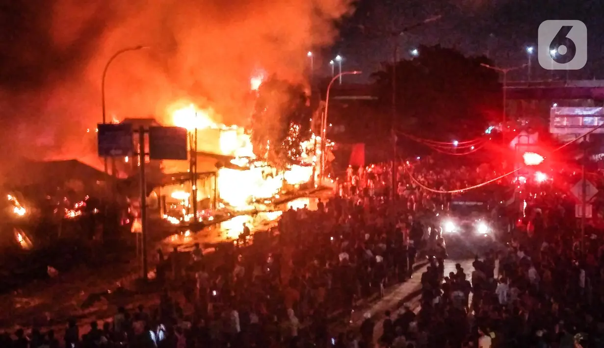 <p>Suasana saat kebakaran melanda kawasan Pasar Gembrong, Jalan Basuki Rahmat, Jakarta Timur, Minggu (24/4/2022). Kebakaran yang menghanguskan sejumlah rumah dan kios pedagang tersebut terjadi sekitar pukul 21.00 WIB. (merdeka.com/Iqbal S. Nugroho)</p>