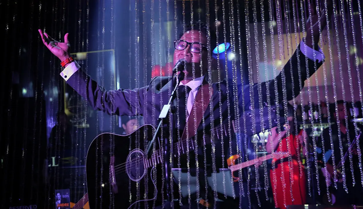 Sebanyak 12 lagu dipersembahkan pria kelahiran Makassar di hadapan para penggemarnya. Suasana nostalgia begitu terasa dalam acara sekitar dua jam tersebut. (Deki Prayoga/Bintang.com)