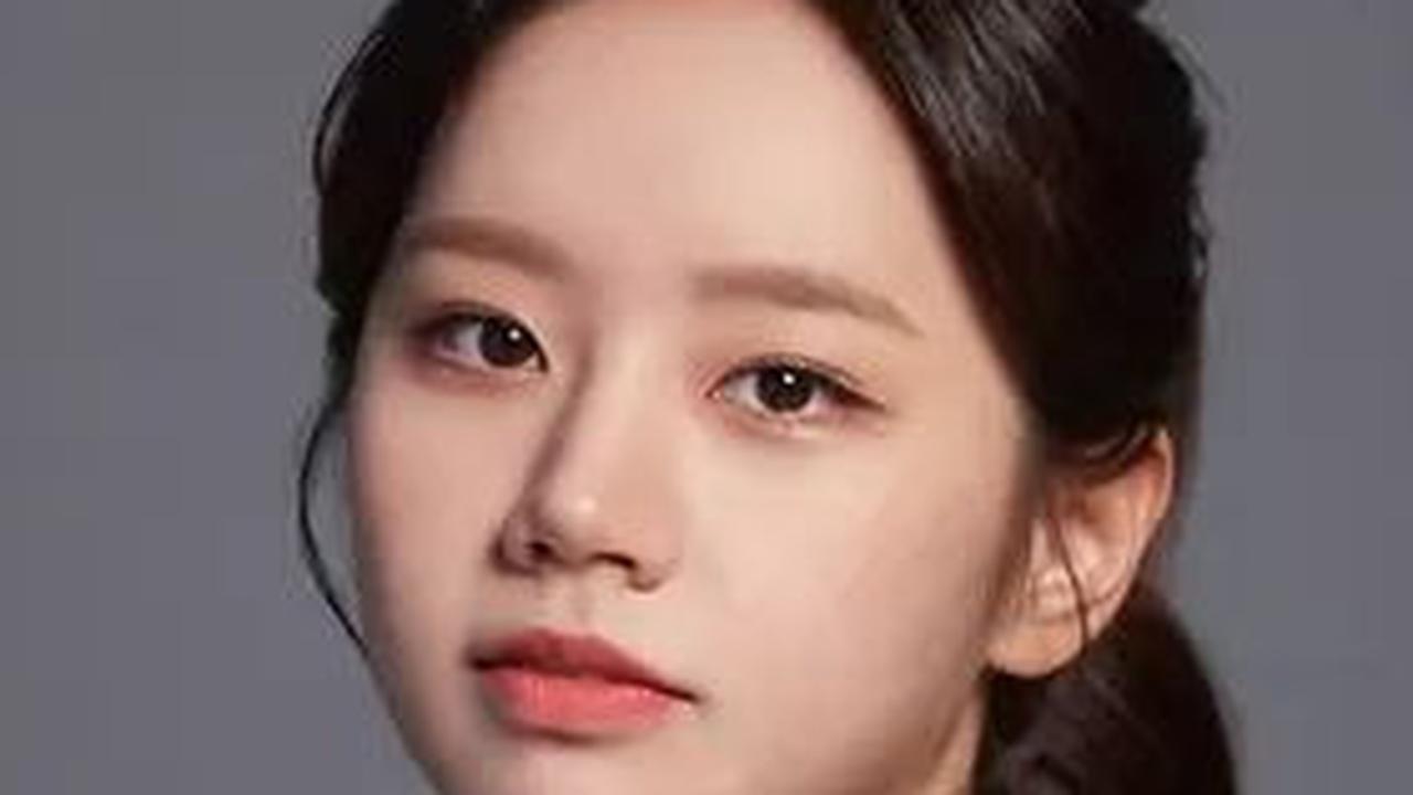 Apakah itu dalam kisah cinta, petualangan supernatural, atau perjuangan di dunia korporat, Hyeri membawa karakternya hidup dengan penuh semangat dan pesona.