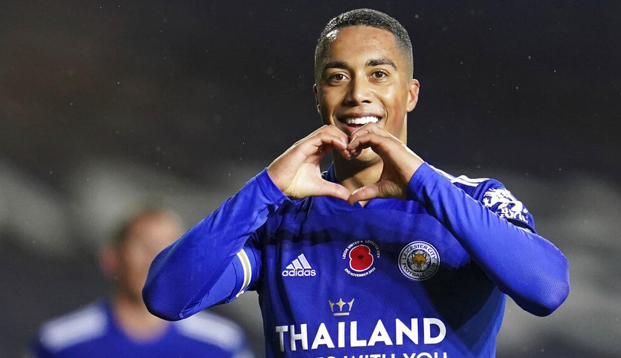 Pemain Leicester City, Youri Tielemans, melakukan selebrasi usai mencetak gol ke gawang Leeds United pada laga Liga Inggris di Stadion Elland Road, Senin (2/11/2020). Leicester City menang dengan skor 4-1. (AP/Jon Super)