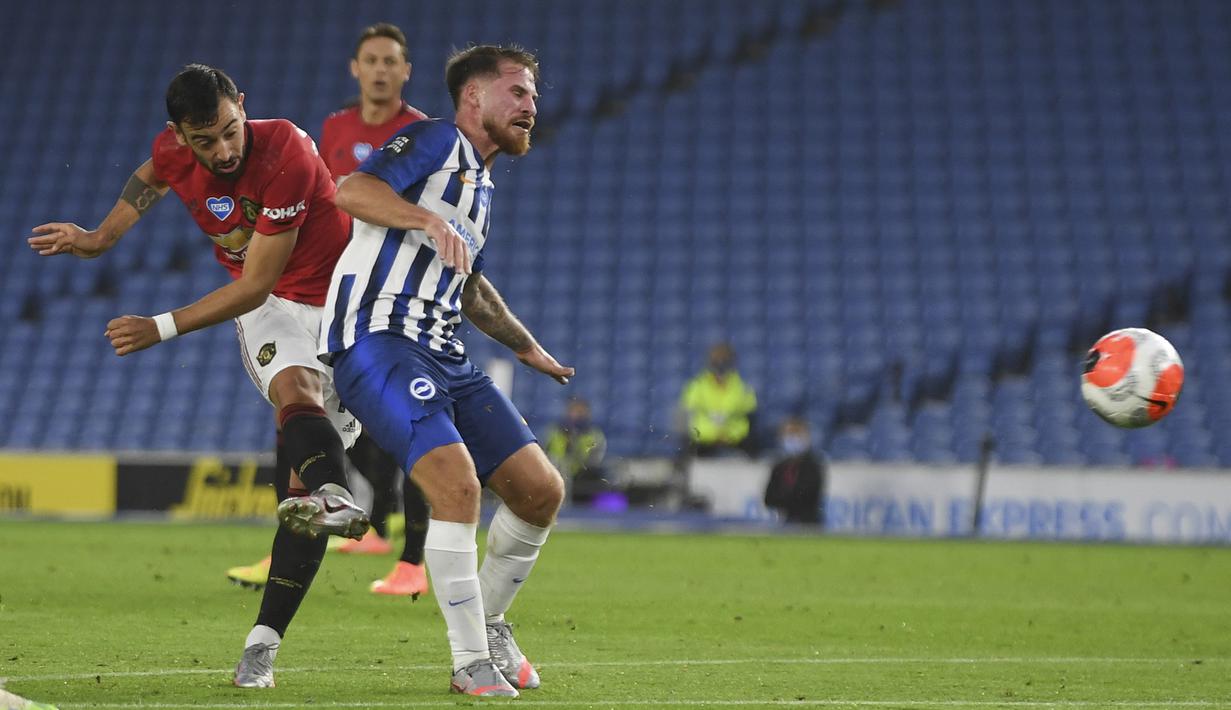 Gelandang Manchester United, Bruno Fernandes, melepaskan tembakan ke gawang Brighton pada laga Premier League pekan ke-32 di Stadion Falmer, Rabu (1/7/2020) dini hari WIB. Manchester United menang 3-0 atas Brighton. (AFP/Mike Hewitt/pool)