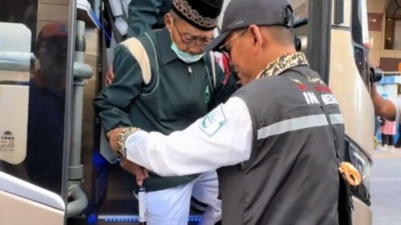 Sesampainya di Madinah, Mbah Hardjo pun langsung dibantu para petugas yang sudah menunggu kehadirannya.