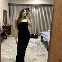 Shakilla Astari tampil klasik dalam balutan busana hitam bersiluet sederhana. [Foto: Shakilla Astari]