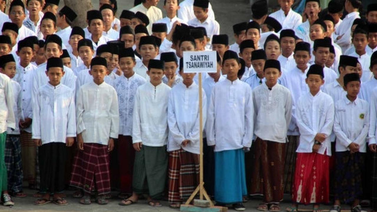 Hari Santri Nasional, ribuan santri di Kediri upacara pakai sarung