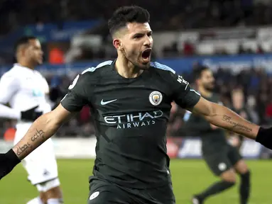 Striker Manchester City, Sergio Aguero, melakukan selebrasi usai mencetak gol ke gawang Swansea City pada laga Premier League di Stadion Liberty, Rabu (13/12/2017). Manchester City menang 4-0 atas Swansea City. (AP/Nick Potts)