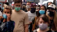 Penumpang berjalan di sepanjang peron di stasiun kereta utama di Frankfurt, Jerman, Jumat (14/8/2020). Mengenakan masker untuk melindungi diri dari corona Covid-19 adalah kewajiban di transportasi umum di Jerman. (AP Photo/Michael Probst)