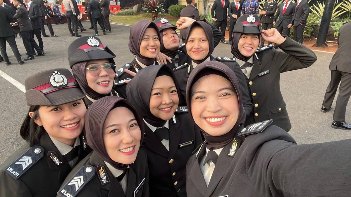 Punya Bandan Super Jangkung, Momen Kebersamaan Polwan dengan Rekannya Ini Curi Perhatian