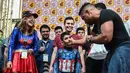Aktor asal Selandia Baru Manu Bennet dari serial TV Arrow dan Spartacus, menyambut para penggemar selama konferensi dalam rangka Comic Con Colombia 2018 di Medellin (16/11). (AFP Photo/Joaquin Sarmiento)
