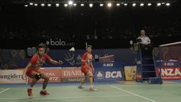 Ganda campuran Indonesia, Tontowi Ahmad/Liliyana Natsir, mengalahkan pasangan Malaysia, Tan Kian Meng/Lai Pei Jing pada laga Indonesia Open 2017 di JCC, Jumat (16/6/2017). Indonesia 21-18, 21-16. (Bola.com/M Iqbal Ichsan)