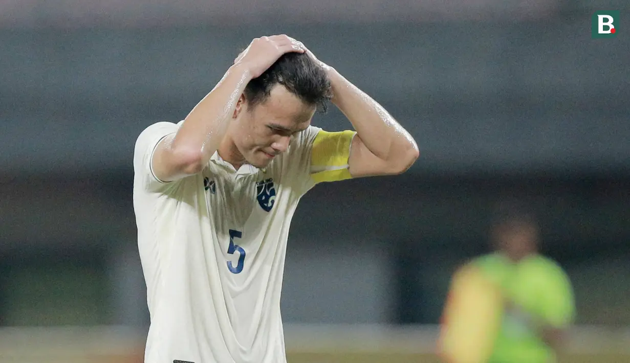 Kapten Thailand U-19, Chanapach Buaphan, tampak kecewa usai ditaklukkan Laos U-19 pada laga semifinal Piala AFF U-19 2022 di Stadion Patriot Candrabhaga, Bekasi, Rabu (13/7/2022). (Bola.com/M Iqbal Ichsan)