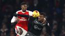 Pemain Southampton, Sofiane Boufal (kanan) berebut bola dengan pemain Arsenal, Jeff Reine-Adelaide pada laga Piala Liga Inggris 2016-2017 di Emirates Stadium, (30/11/2016). Arsenal kalah 0-2.  (Reuters/Stefan Wermuth)