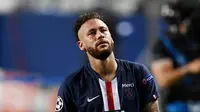 3. Neymar - Bintang Paris Saint-Germain itu sempat terinfeksi Covid-19. Neymar diduga terpapar virus ini setelah pulang dari liburan ke Ibiza usai PSG kalah dari Bayern Munchen di final Liga Champions. (AFP/David Ramos)