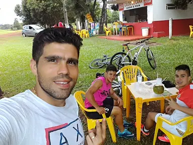 Mantan bek Arema Cronus dan Persija Jakarta, Fabiano Beltrame menikmati waktu luang bersama keluarga di Foz do Iguacu, Brasil. (Dok. Pribadi) 