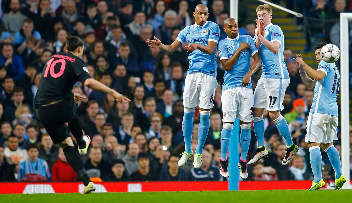 Penyerang PSG, Zlatan Ibrahimovic (kiri) melakukan tendangan bebas dari kawalan para pemain City di leg kedua liga Champions di Etihad Stadium, Inggris (13/4). City menang atas PSG dengan skor 1-0. (Reuters/Darren Staples)