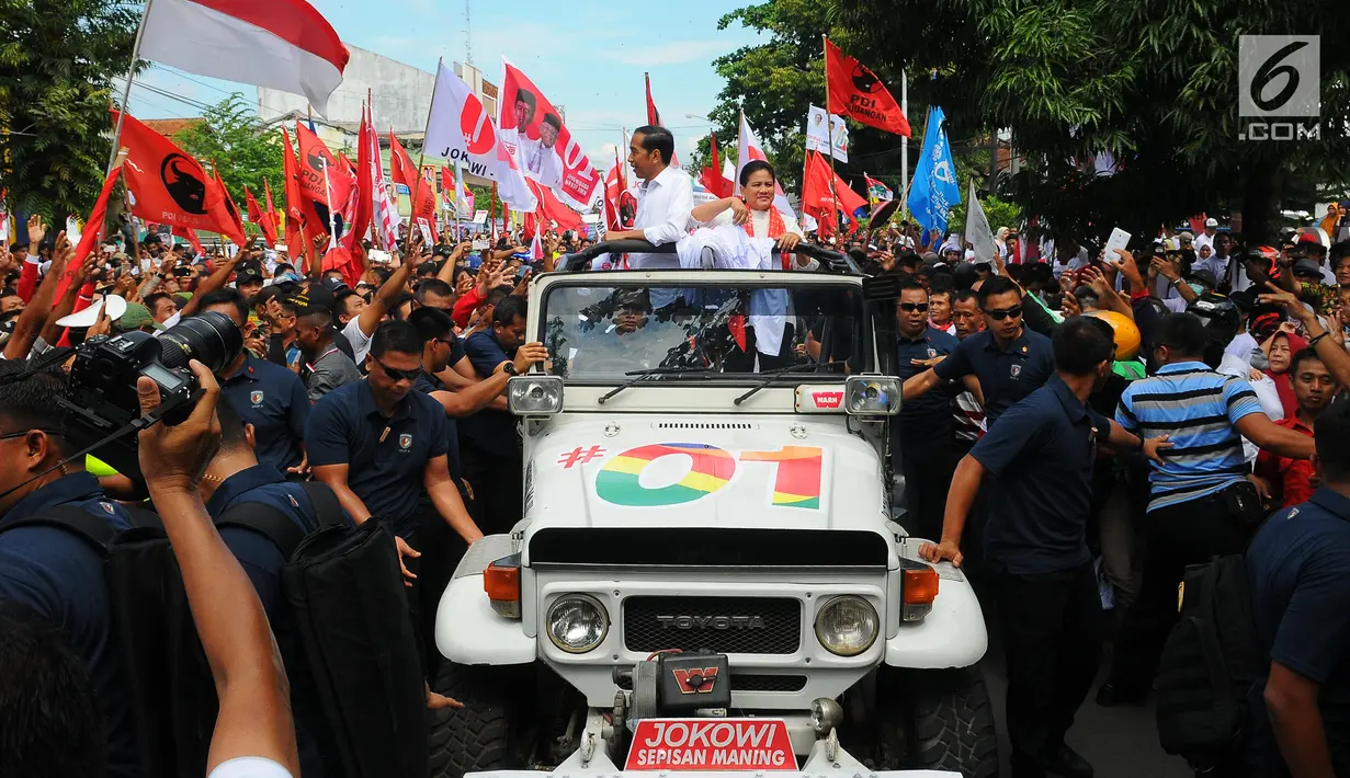 Capres 01 Joko Widodo di dampingi Istri Iriana Joko Widodo saat kampanye terbuka di Banyumas, Jawa Tengah, Kamis (4/4). Dalam kampanye tersebut Jokowi mengajak para pendukung untuk memerangi hoax dan memenangkan pasangan no urut 01 Jokowi-ma'ruf di banyumas.(Liputan6.com/Angga Yuniar)