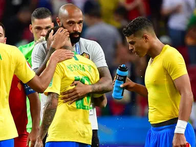 Asisten pelatih Belgia Thierry Henry (kedua kanan) memeluk striker Brasil, Neymar pada akhir laga perempat final Piala Dunia 2018 di Stadion Kazan Arena, Jumat (6/7). Timnas Brasil takluk 1-2 di tangan timnas Belgia. (Luis Acosta/AFP)