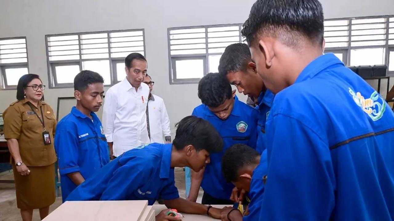 Jokowi tengok alat praktikum<br>