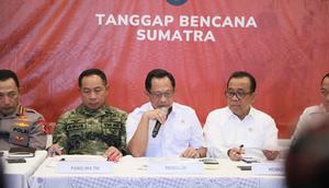 Menteri Dalam Negeri (Mendagri) Muhammad Tito Karnavian dalam Konferensi Pers Bencana Sumatera bersama Menko PMK, Panglima TNI, dan Kapolri di Posko Bencana Lanud Halim Perdanakusuma, Jakarta, Jumat (19/12/2025). (Foto: Puspen Kemendagri).