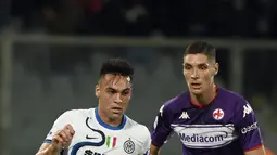 Penyerang Inter Milan, Lautaro Martinez (kiri) mengontrol bola saat melawan Fiorentina pada pekan kelima Liga Italia Serie A 2021/2022  di Artemio Franchi, Rabu (22/9/2021) dini hari WIB. Inter Milan menang 3-1 meski sempat tertinggal lebih dulu di babak pertama. (Alfredo Falcone/LaPresse via AP)