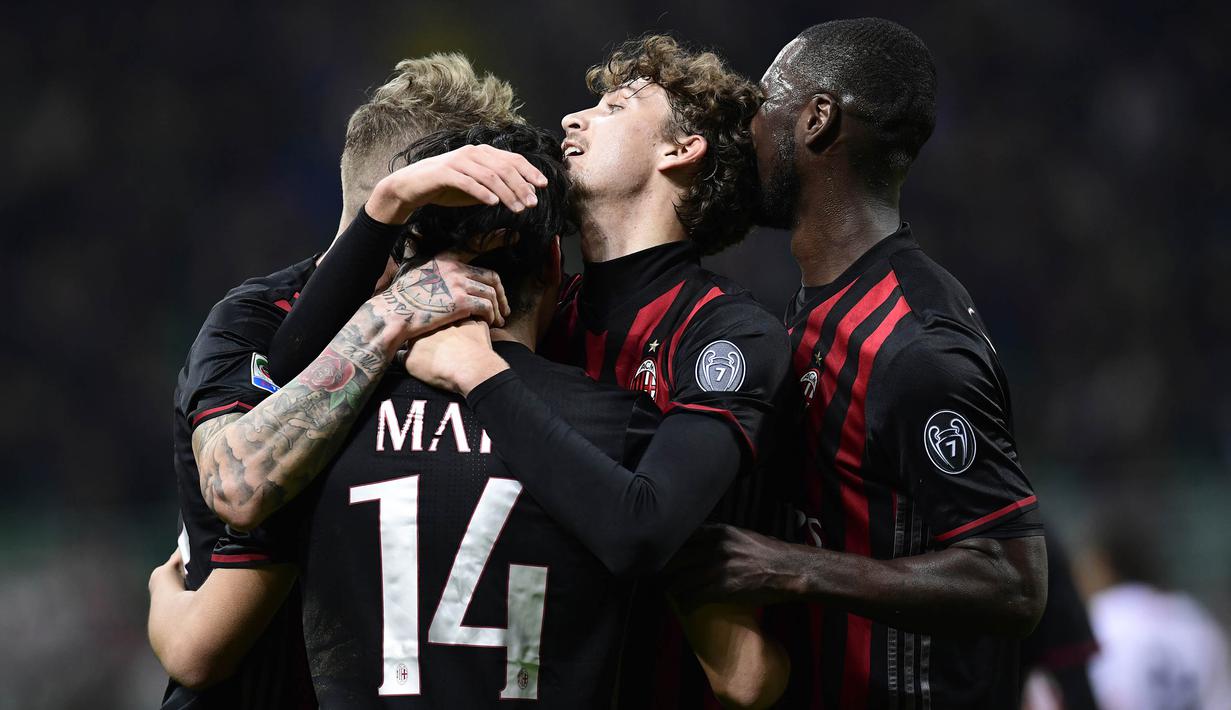 Pemain AC Milan merayakan gol yang dicetak Matias Fernandez. Dengan kemenangan ini skuat Merah-Hitam bercokol di posisi keenam klasemen sementara Serie A dengan koleksi 53 poin. (AFP/ Miguel Medina) 