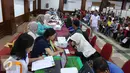 Sejumlah warga saat mendaftar mudik bareng dengan Jasa Raharja di Jakarta, Kamis (16/6). Mudik bareng 2016 nantinya akan mengantarkan pemudik menggunakan bus dengan tujuan pulau Jawa dan Sumatera. (Liputan6.Com/Angga Yuniar)