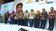 Penghargaan berbentuk bunga lotus diserahkan oleh Menteri Sosial Idrus Marham kepada Ketua Umum YPAPK Imam Sudjarwo.