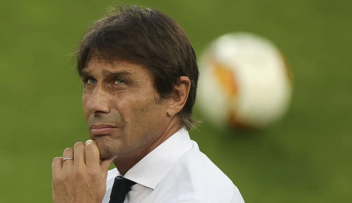 Sempat dikaitkan dengan Manchester United, Antonio Conte akhirnya resmi berlabuh ke London Utara untuk melatih Tottenham Hotspur. Kombinasi Conte dan direktur teknik The Lilywhites, Fabio Paratici digadang-gadang akan membuat Tottenham kental dengan nuansa Italia. (AFP/Pool/Friedemann Vogel)