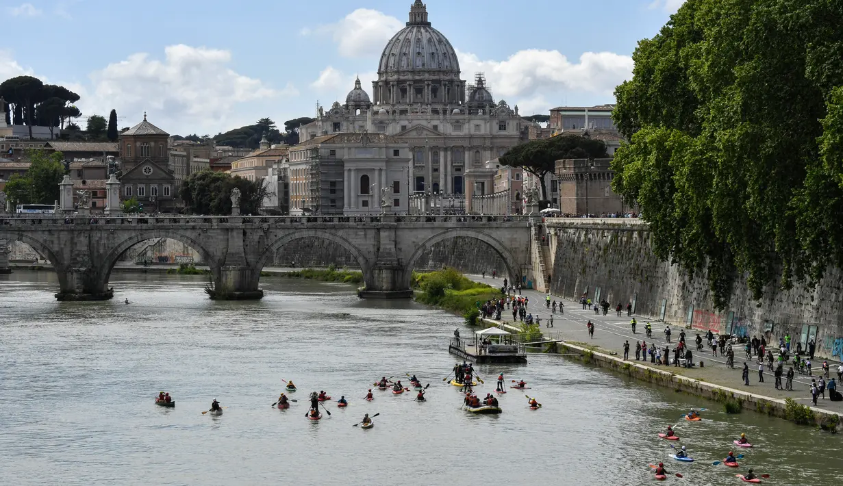 Pemandangan sungai Tiber yang diramaikan oleh sejumlah peserta International Tiber Canoe Descent di Roma, Italia (5/1). Kano biasanya dilakukan di sungai yang beraliran air deras. (AFP Photo/Andreas Solaro)