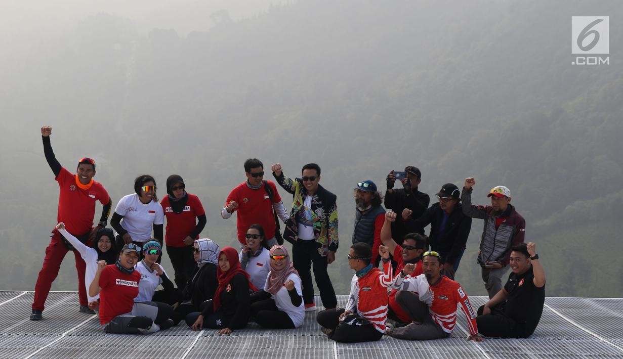 Menpora Imam Nahrawi (tengah) bersama tim paralayang Indonesia saat meninjau kesiapan latihan di kawasan Puncak, Cianjur, Jawa Barat, Kamis (26/7). Menpora juga meninjau kesiapan venue. (Liputan6.com/Helmi Fithriansyah)