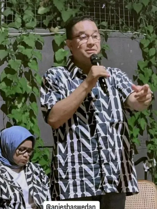 Diketahui, baju tersebut dirancang khusus oleh desainer Dian Pelangi untuk keluarga AMIN. Sosok Dian Pelangi dikenal sebagai salah satu pionir yang mempopulerkan premium modest wear di Indonesia. Kini, ia memiliki beberapa brand modest seperti di antaranya @dianpelangicom, @dianpelangistudio, dan @pelangiasmara.id.  [@feryfarhati]