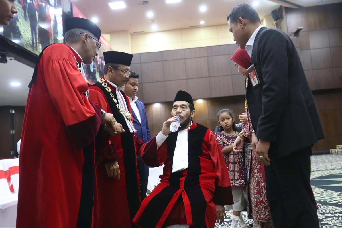 FOTO:  Detik Detik Anwar Usman Jatuh Pingsan di Gedung MK