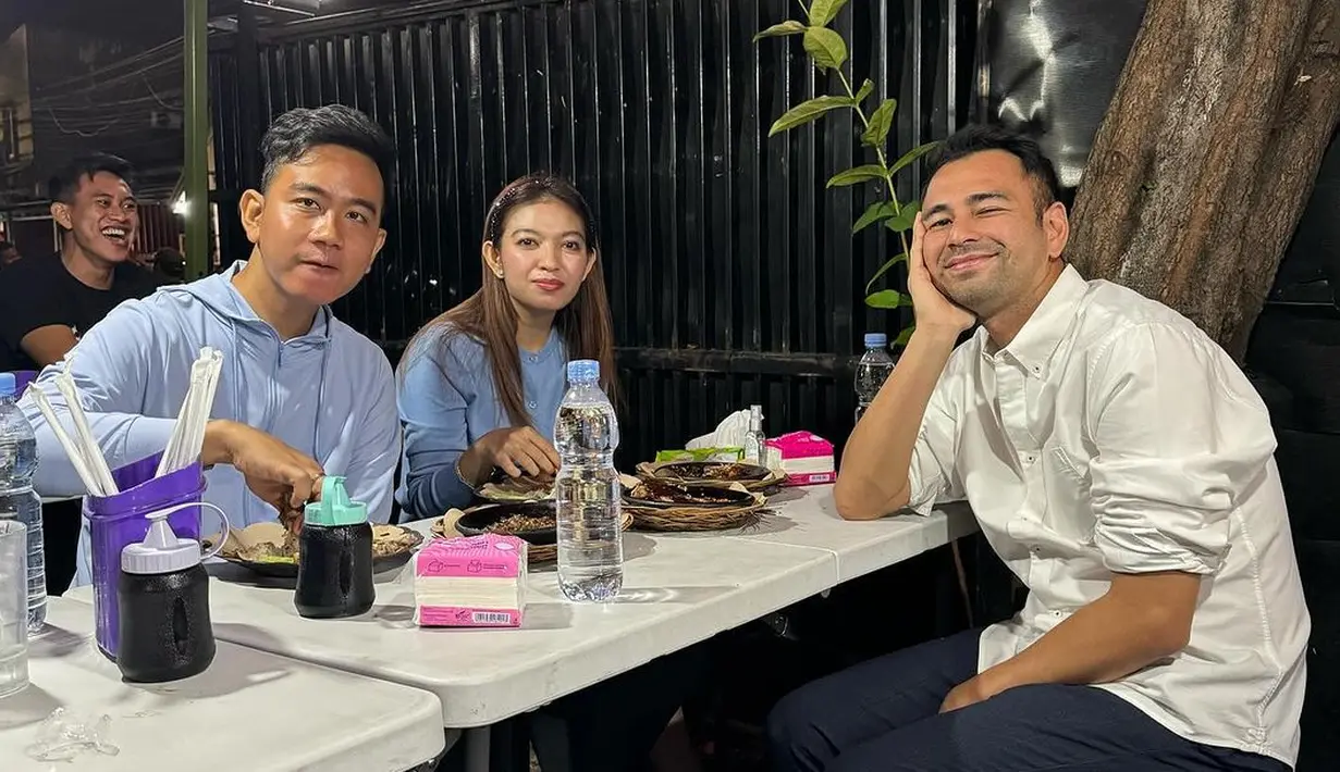 <p>Presenter kondang Raffi Ahmad membagikan momen bersama Gibran Rakabuming Raka dan istrinya, Selvi Ananda makan bareng di kawasan Tebet, Jakarta Selatan. Pria dua orang anak itu senang karena anak orang nomor satu di Indonesia itu mau mampir ke warung kaki lima. Berikut potretnya. [Instagram/raffinagita1717]</p>