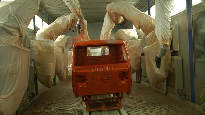 Proses pengecatan di pabrik Mahindra Vehicle Manufacturers Ltd, Chakan, India (Mahindra)