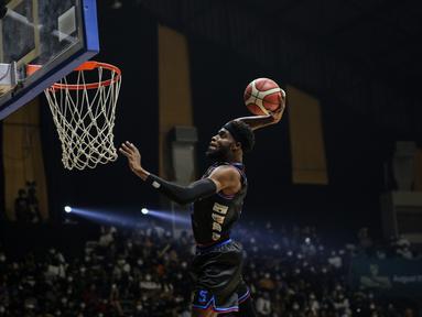 Pebasket Rans PIK Basketball, Laquavius Cotton beraksi saat IBL All Star 2022 Dunk Contest di Hall Basket GBK, Senayan, Kamis (31/03/2022). (Bola.com/Bagaskara Lazuardi)
