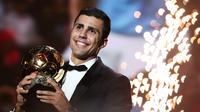 Ballon d'Or adalah penghargaan kepada pesepak bola terbaik setiap tahun yang dipilih oleh juri yang terdiri dari para jurnalis dari masing-masing 100 negara teratas dalam peringkat dunia pria FIFA. (FRANCK FIFE/AFP)
