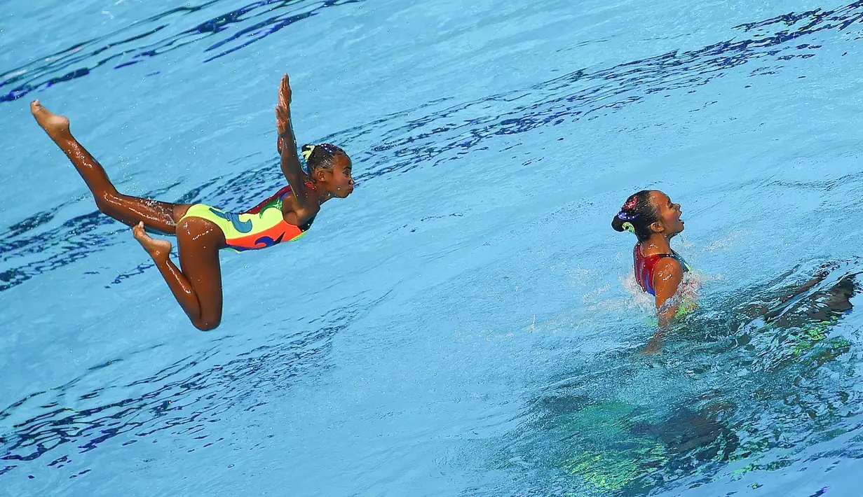Tim Indonesia beraksi pada ajang final renang indah free routine SEA Games 2017 di National Aquatics centre, Kuala Lumpur, (20/8/2017). (AFP/Manan Vatsyayana)