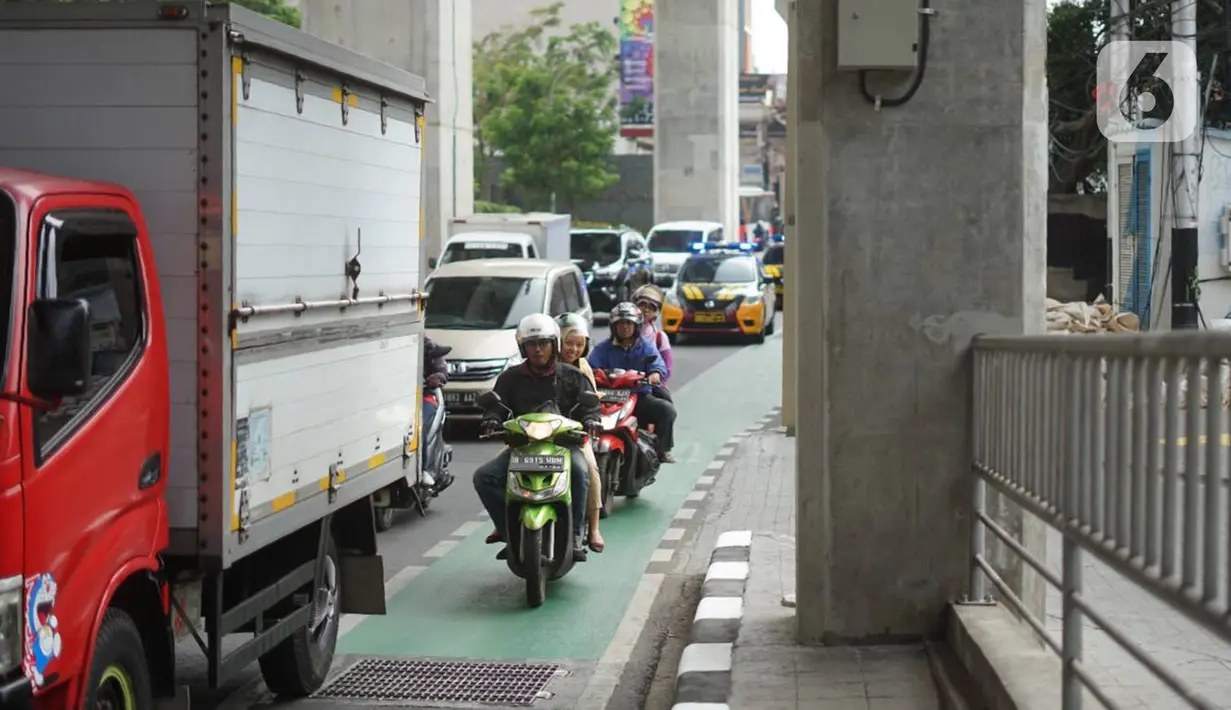 Kendaraan melintasi jalur sepeda di Jalan Fatmawati Raya, Jakarta Selatan, Kamis (21/11/2019). Pemprov DKI menerapkan tilang kepada para penerobos jalur sepeda setelah uji coba selama beberapa bulan. (Liputan6.com/Immanuel Antonius)