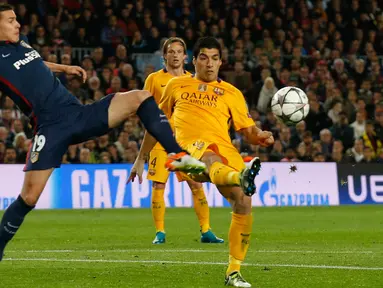 Penyerang Barcelona, Luis Suarez (kanan) berusaha melewati bek Atletico Madrid, Lucas Hernandez pada leg pertama perempat final Liga Champions di Camp Nou, Spanyol (6/4). Barcelona menang atas Atletico Madrid dengan skor 2-1. (Reuters/Albert Gea)