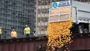 Bebek karet dijatuhkan ke Sungai Chicago untuk memulai Windy City Rubber Ducky Derby di Chicago, Illinois (3/8). 60.000 bebek karet memulai balapan yang mengumpulkan sekitar $ 350.000 untuk Olimpiade Khusus Illinois. (Scott Olson/GettyImages/AFP)