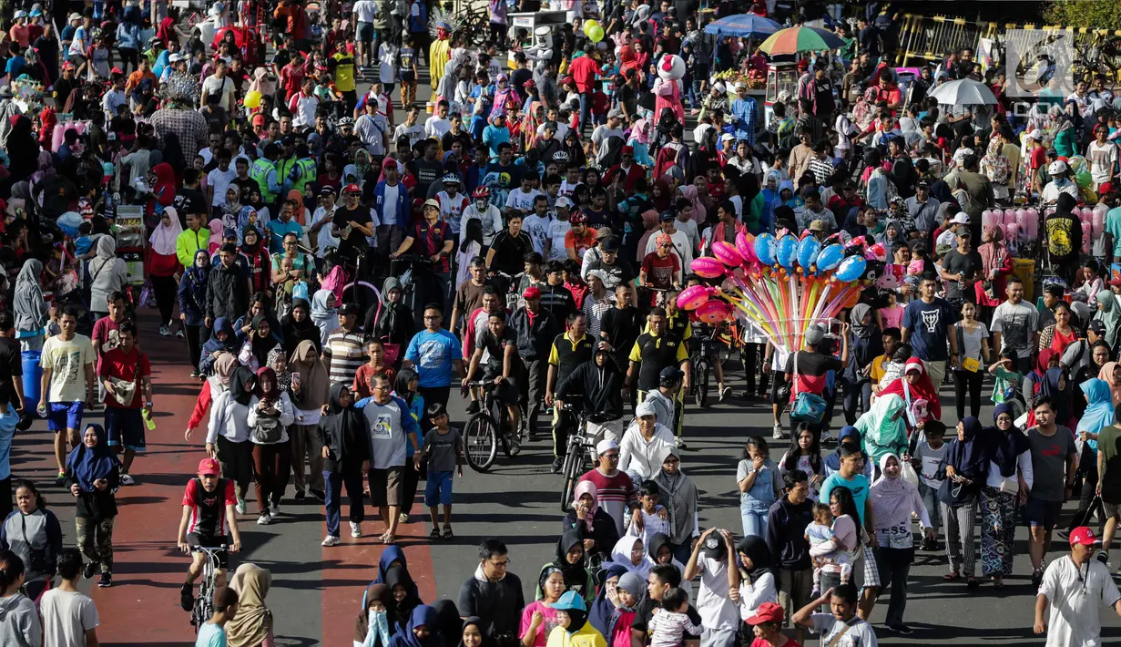 Ribuan orang memadati kawasan Bunderan HI saat berlangsungnya Hari Bebas Kendaraan Bermotor (HBKB), Jakarta, Minggu (24/12). Pemprov DKI Jakarta tetap memberlakukan HBKB saat libur panjang Natal 2017 dan tahun baru 2018. (Liputan6.com/Faizal Fanani)