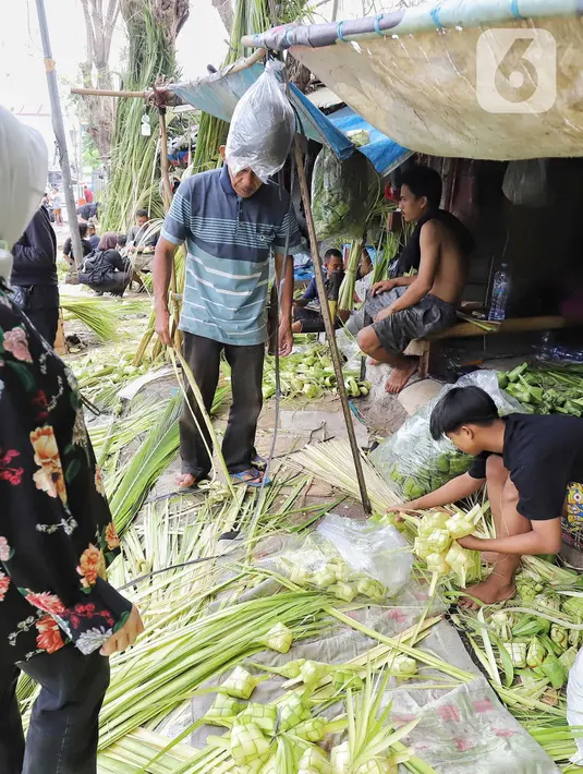 Penjualan kulit ketupat dari daun kelapa muda mengalami peningkatan permintaan. (Liputan6.com/Angga Yuniar)